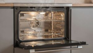 Piekarnik lśni bez chemii: metoda z parą i sodą oczyszczoną działa w 20 minut